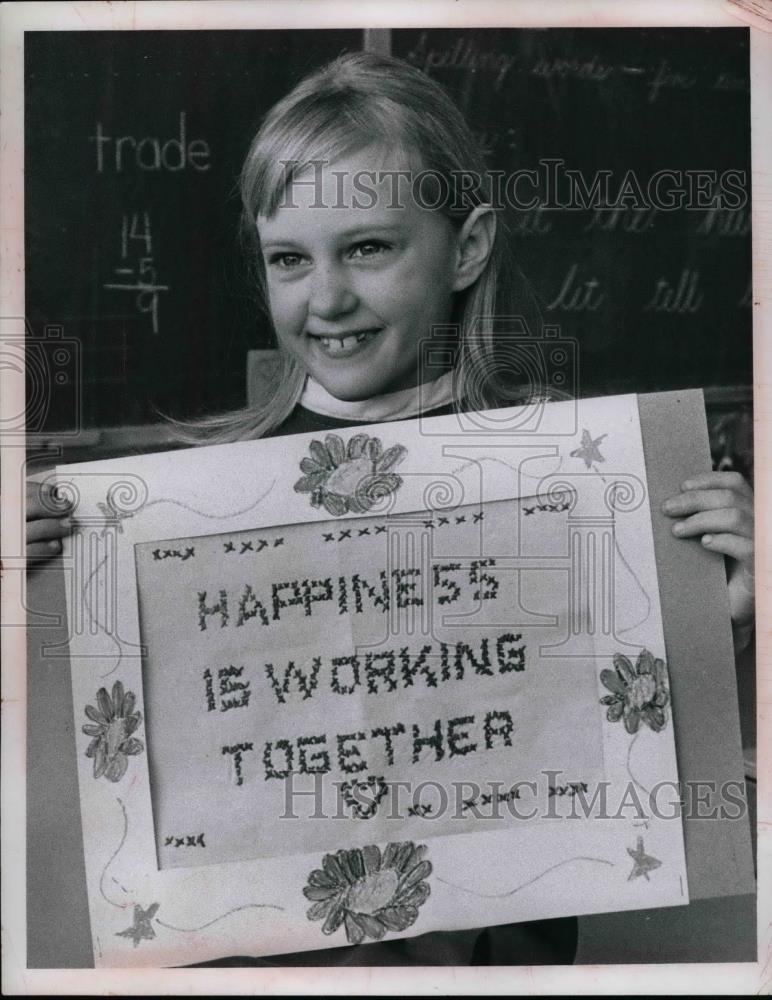 Press Photo Cathy Holodnik displaying her artwork at Parkview School - Historic Images