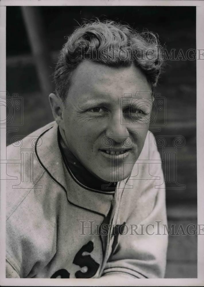 1937 Press Photo Eugene A. Desautels of the Boston Red Sox during training. - Historic Images