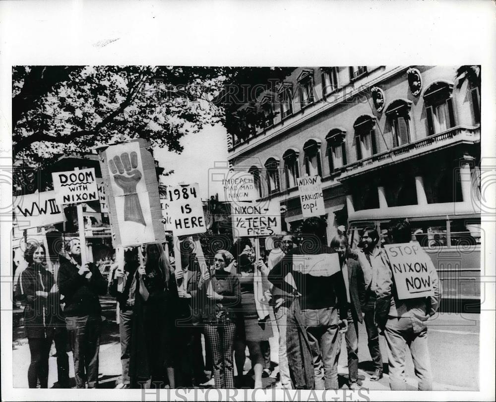 1970 Press Photo American citizens demonstrating outside US Embassy - Historic Images