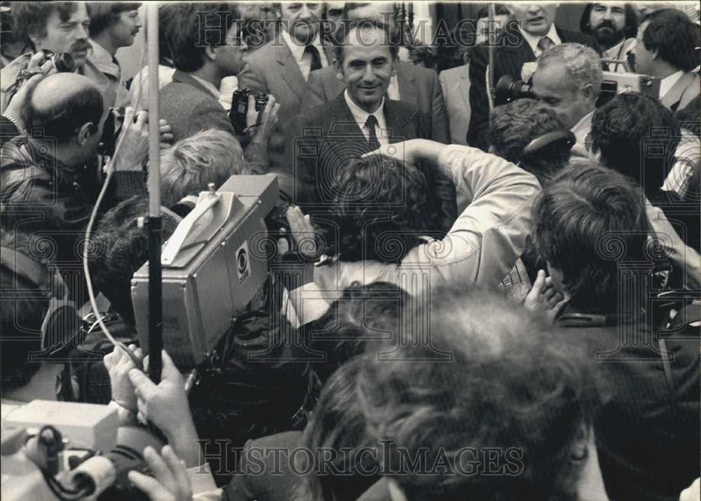 Press Photo Charles Fiterman With Reporters in France - Historic Images