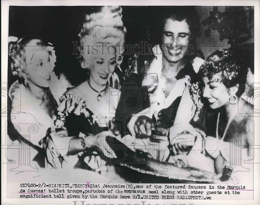 1953 Press Photo Zizi Jeanmarie of ballet troupe eating food - Historic Images
