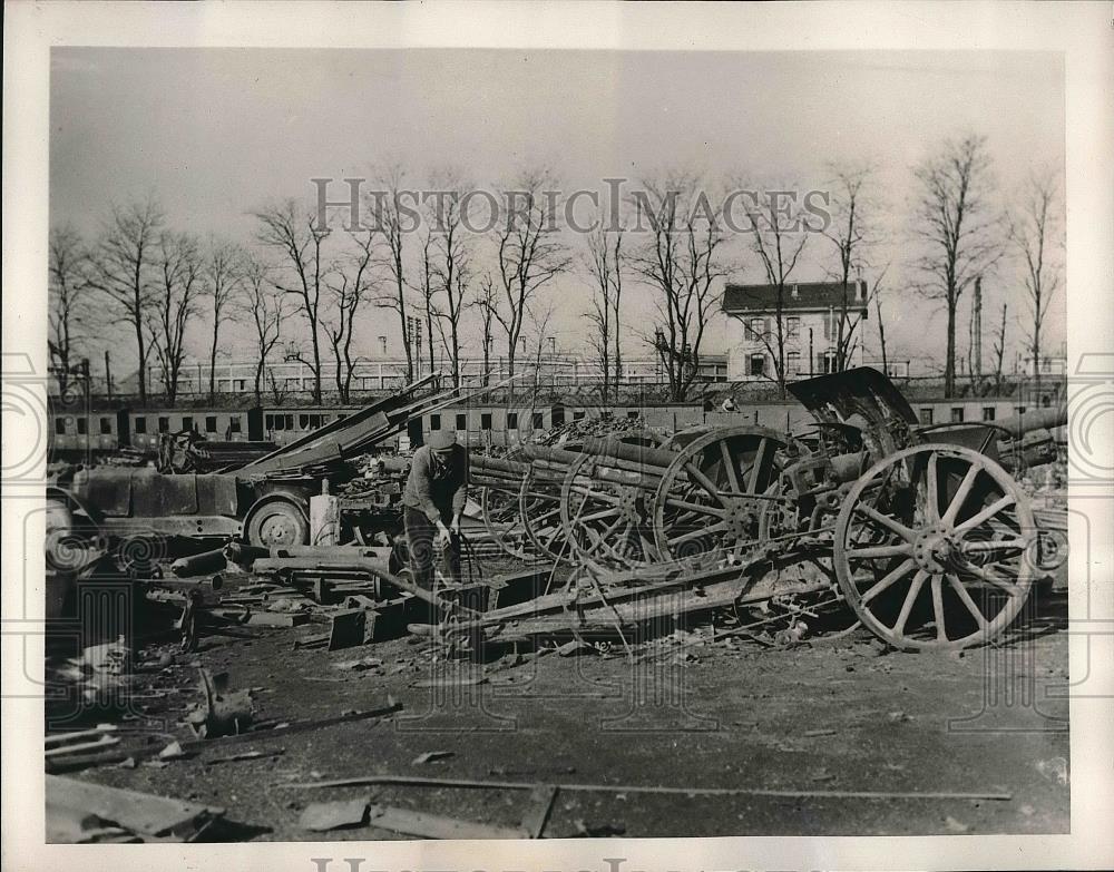 1940 Press Photo Collection of savage scraps 77 MM Canyon being cut up for War. - Historic Images