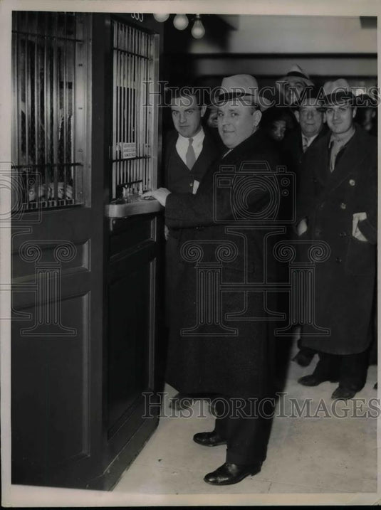 1936 Press Photo Fred Zimmerman, Insurance Agent, rides Independent Subway - Historic Images