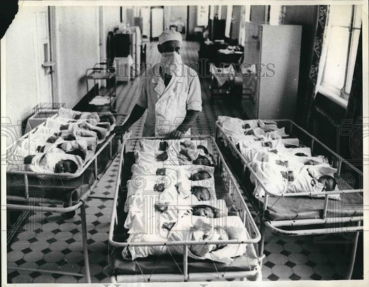 1975 Press Photo Prof. Lev Granat at Leningrad research Institute - Historic Images