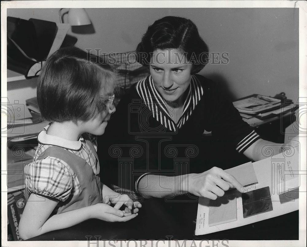 1956 Press Photo Mrs.Mary Porter and Dau Pamela at Antioch College. - Historic Images