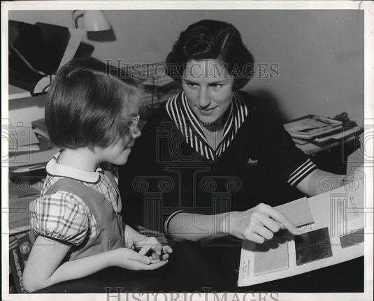 1956 Press Photo Mrs.Mary Porter and Dau Pamela at Antioch College. - Historic Images