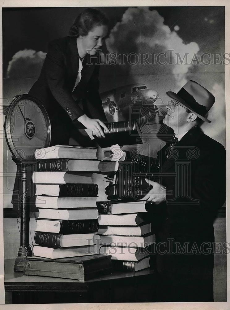 1936 Press Photo attorney George Walsh with transcripts for the Tom Mooney case - Historic Images