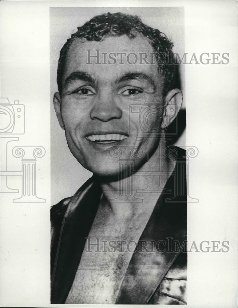 1962 Press Photo Boxer Carlos Ortiz getting ready for match - Historic Images