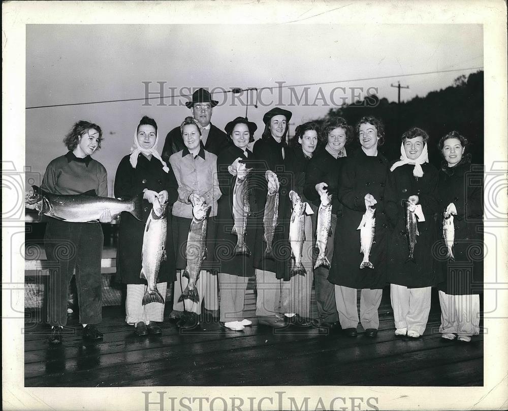 1943 Press Photo Group of SPARS Winners of Women&#39;s Salmon Derby - nea55943 - Historic Images