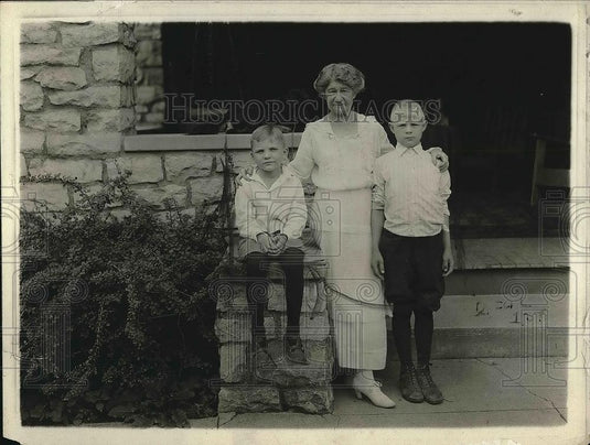 1921 Press Photo Mrs. William Pussyfoot Johnson and two of her wards - nea61458 - Historic Images