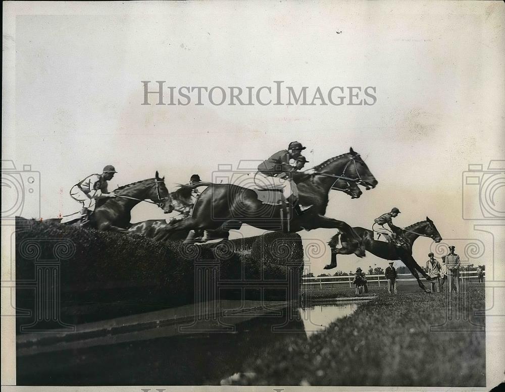 1934 Press Photo Opening day of the International Steeplechase Handicap in Long - Historic Images