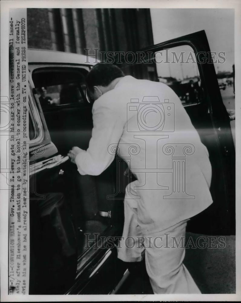 1954 Press Photo Gov. Thomas E. Dewey getting into car - nea59803 - Historic Images