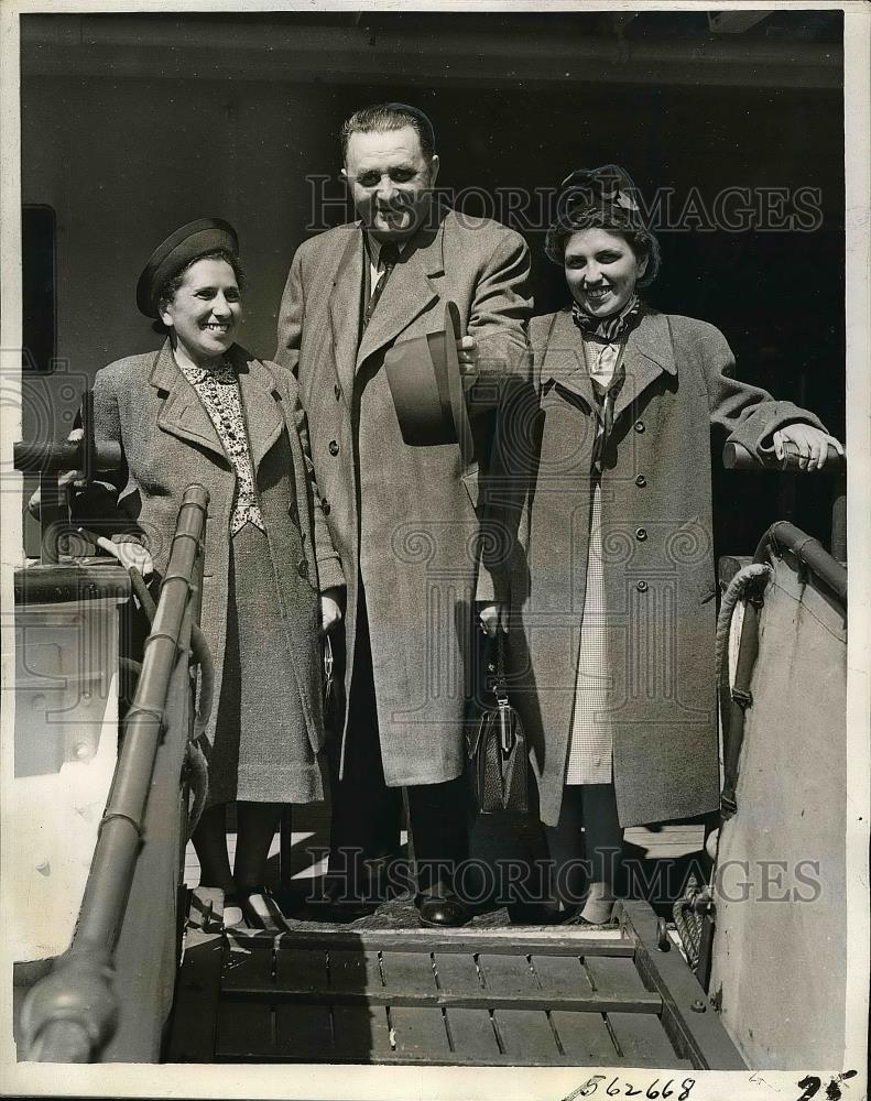 1940 Press Photo Karl Wolfer after 2 yrs in Nazi camp here with family - Historic Images