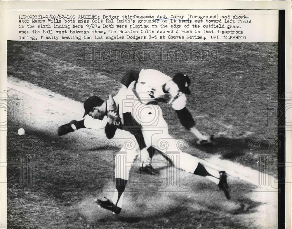 1962 Press Photo LA Dodgers&#39; Andy Carey &amp; Maury Wills miss Hal Smith&#39;s grounder - Historic Images