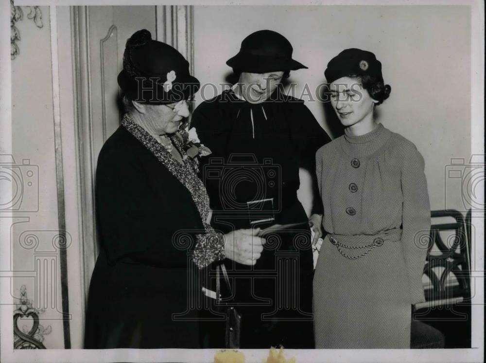 1935 Press Photo Mrs. Frank Miles Day & J.M. Simpson Director Of Women's Voters - Historic Images