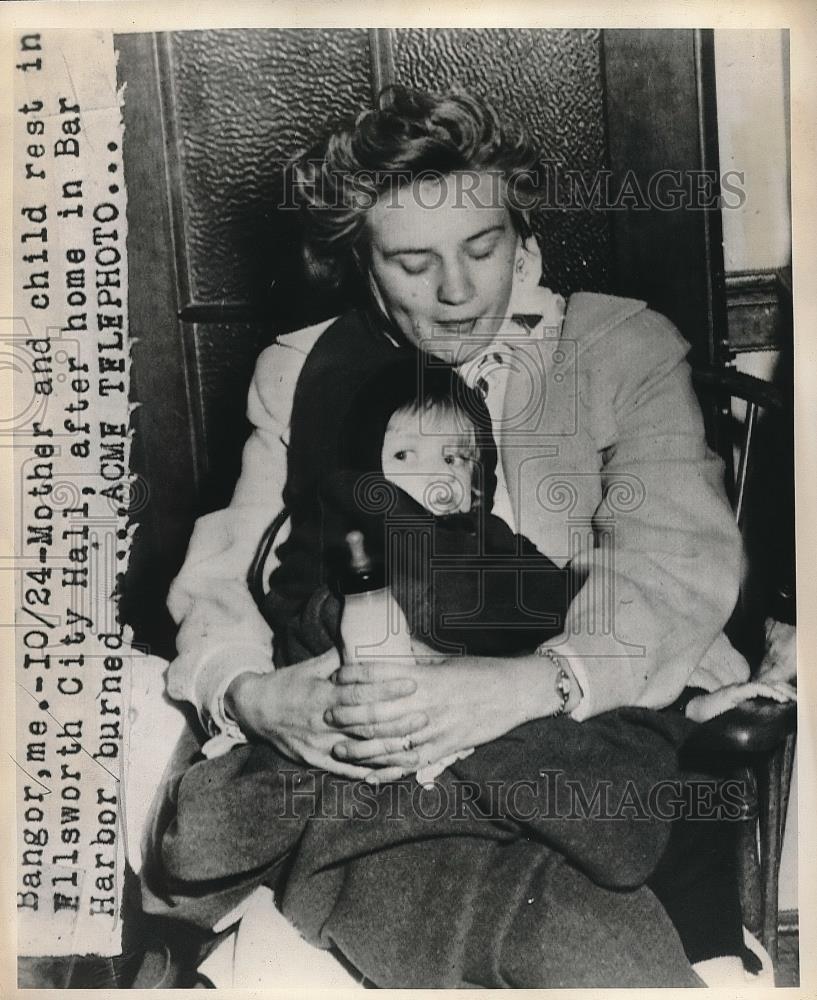1947 Press Photo Mother &amp; Child at City Hall After Home Burned - nea60954 - Historic Images