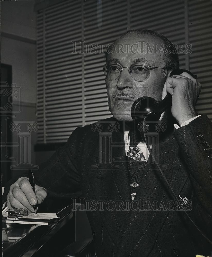 1947 Press Photo Mr Harry Smith Calling Louis Schwitzer Pres of Schwitzer &amp; Cumm - Historic Images