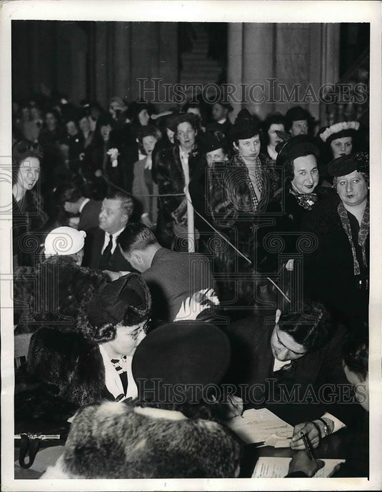1941 Press Photo Girls signing up for dance duty on military bases - nea52001 - Historic Images