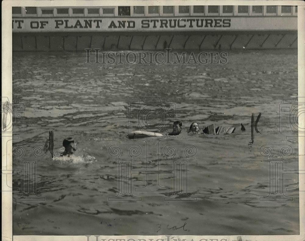 1925 Press Photo Soldier Louis De Forrest &amp; John Perban Reacuing Lena Guttenberg - Historic Images