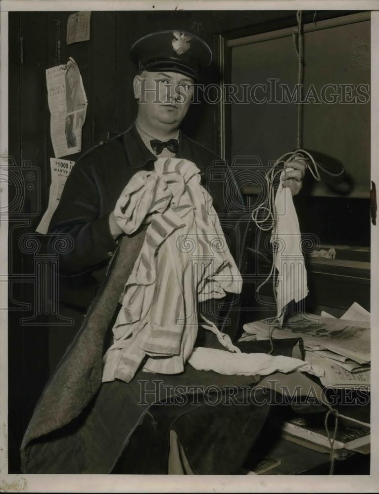 91935 Press Photo Patrolman H.A. Welday Holding Pajamas - nea59141 - Historic Images