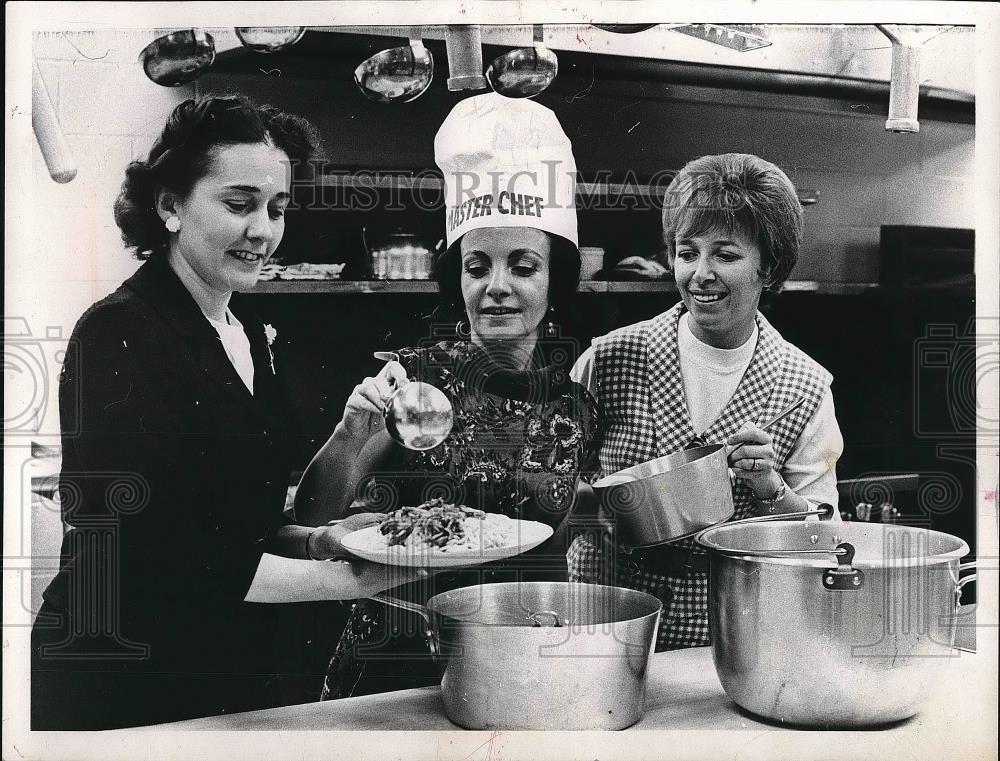 1967 Press Photo Spaghetti Dinner at Parkside Jr High School - nea61314 - Historic Images