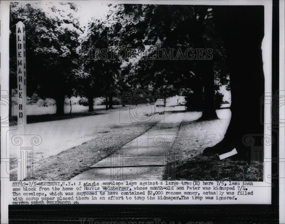 1956 Press Photo Envelope By Tree with Ransom Money for Kidnap Peter Weinberger - Historic Images
