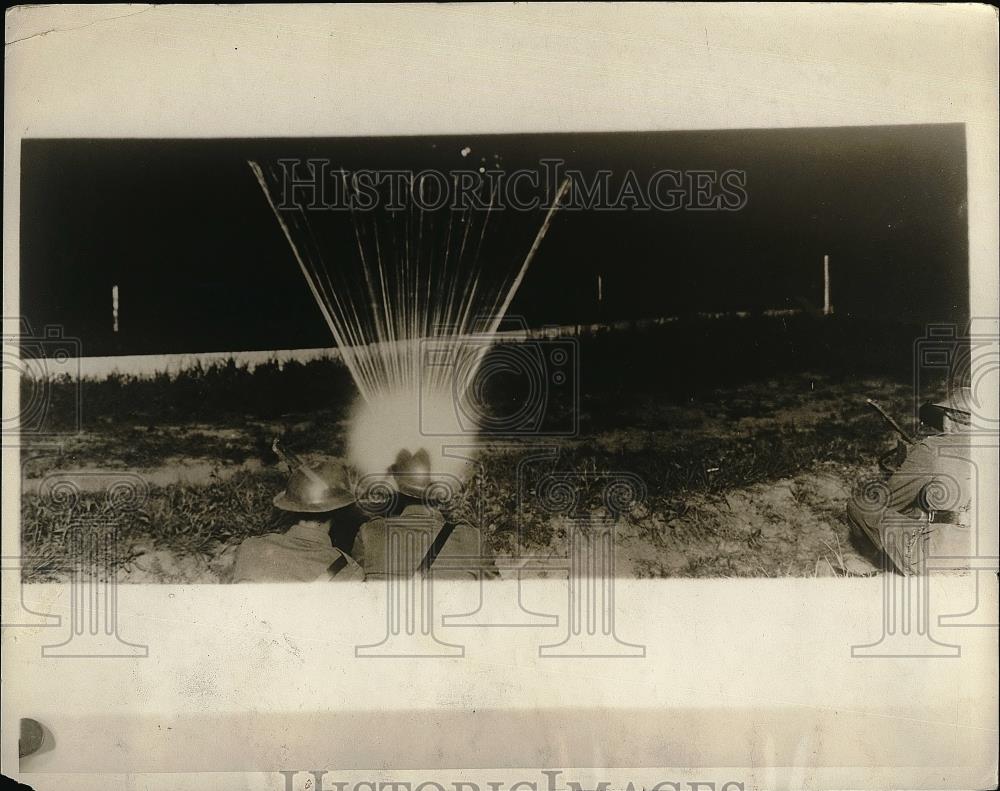 1930 Press Photo Infantry Machine Gun Fires Tracer Bullet In R.O.T.C. Drills - Historic Images