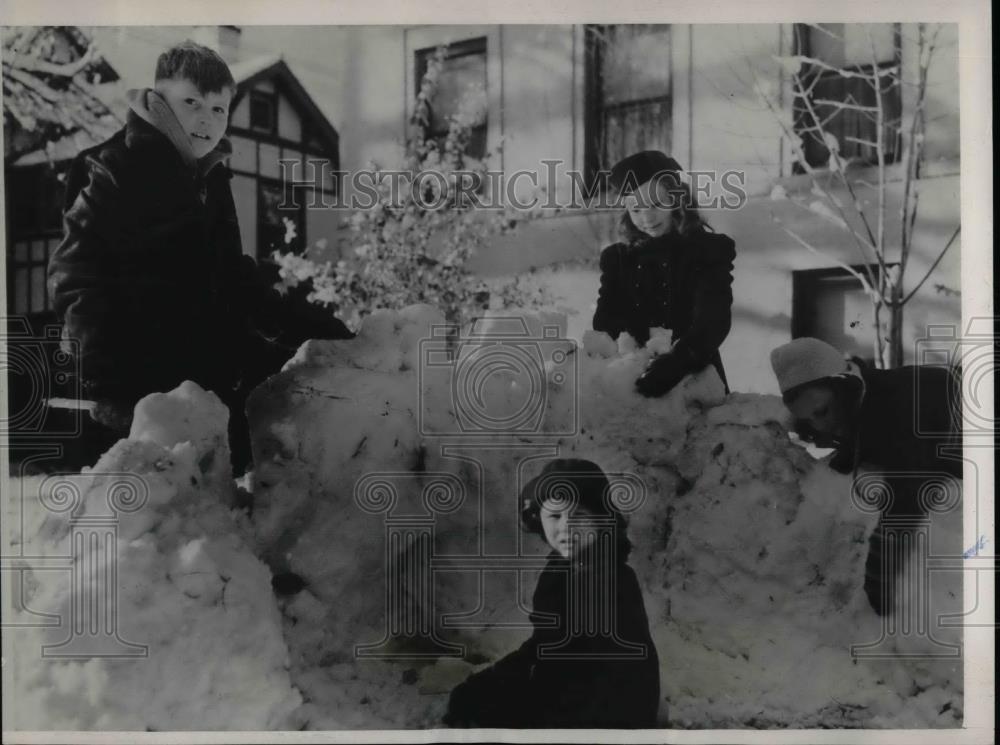 1939 Press Photo Warmly Clothed Denver Children Build A Wall Of Snow - nea57637 - Historic Images