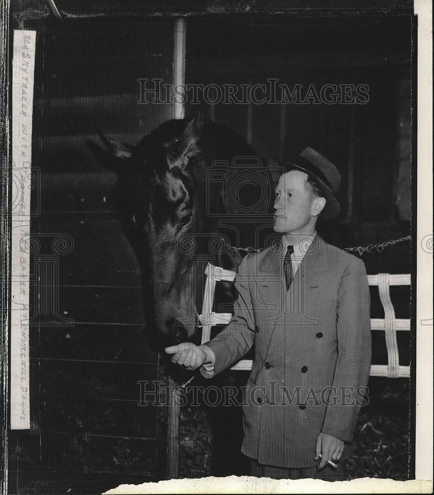 1944 Press Photo Skytracer Horse with Trainer R. Baker at Churchill Downs - Historic Images