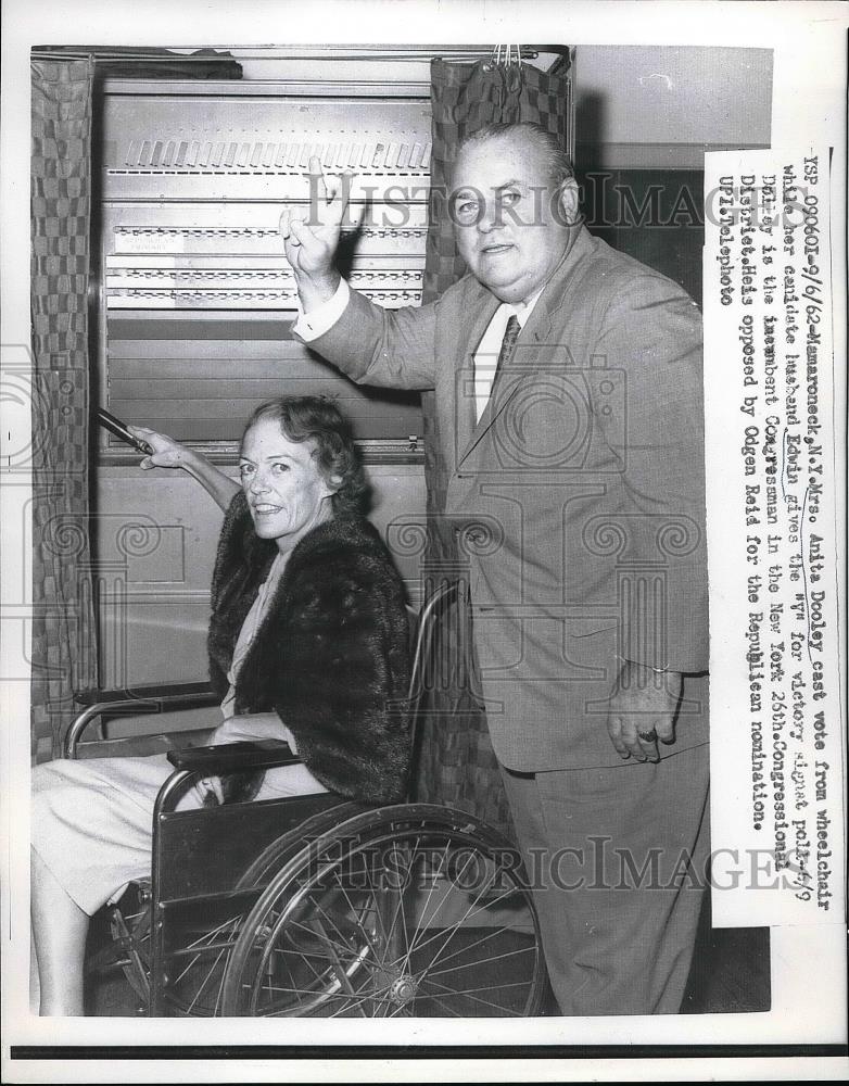 1962 Press Photo Mrs. Anita Dooley with her husband Edwin at voting booth - Historic Images