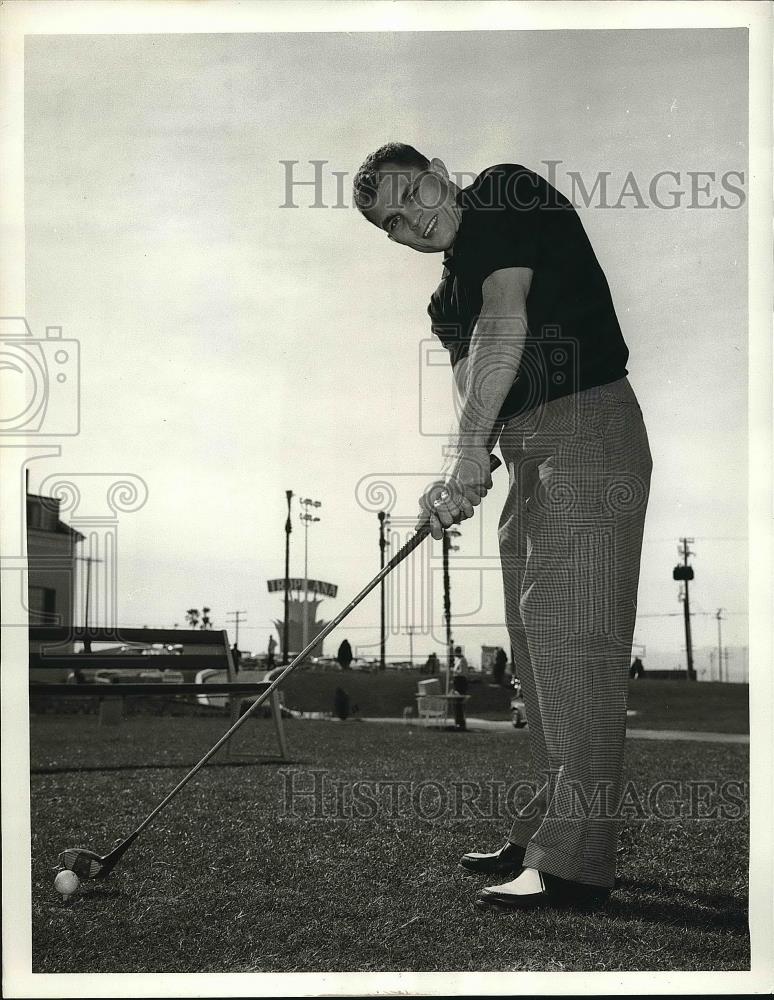 1962 Press Photo Lt.Weight Boxer Carlos Ortiz Golfing Tropicana Country Club - Historic Images