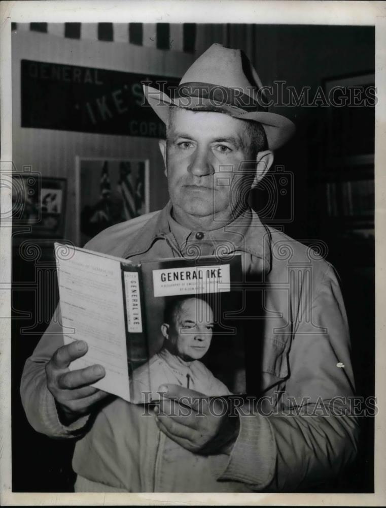1945 Press Photo Looking at Biography of Eisenhower - nea60416 - Historic Images