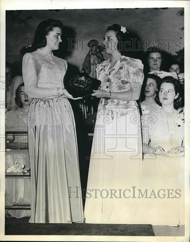 1941 Press Photo Lorraine Gaffney, Virginia Schoman President Of Student Council - Historic Images