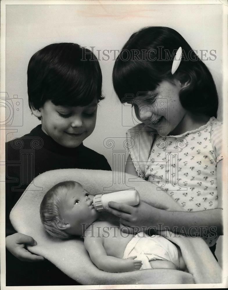1976 Press Photo Young children playing with doll - nea57089 - Historic Images