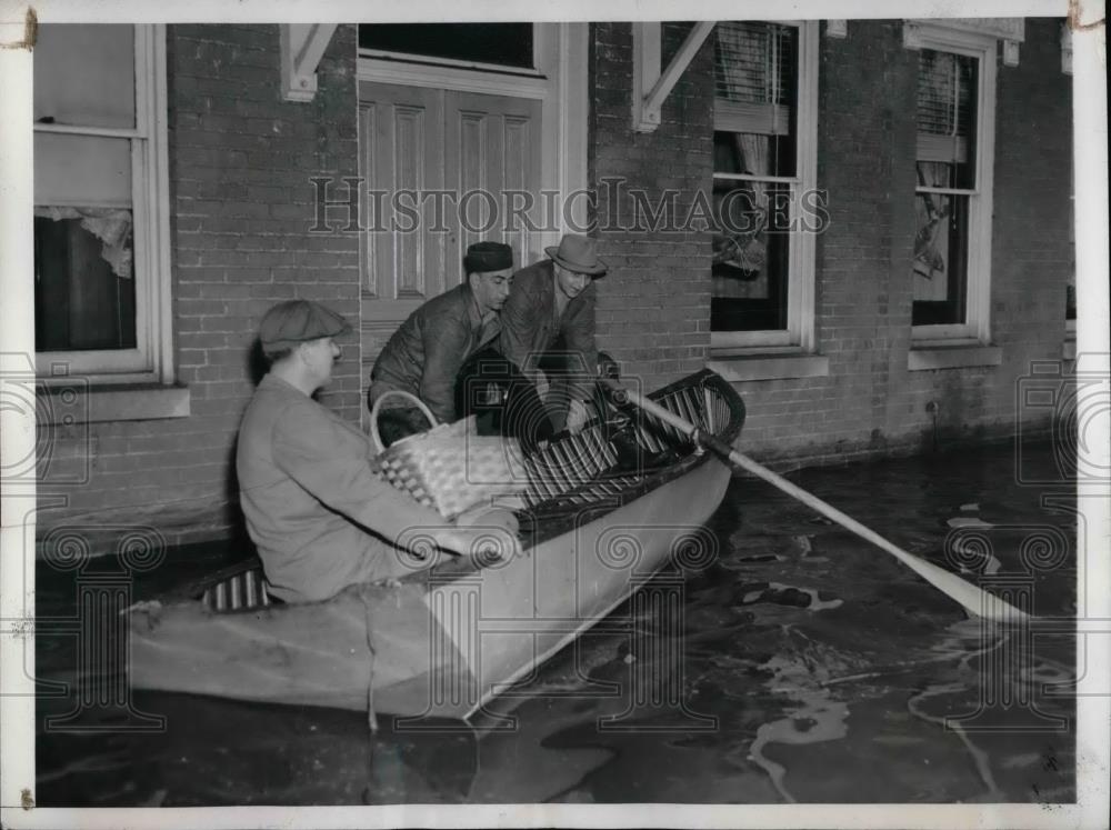 1945 Press Photo Claude Fahringer Joseph Rettew Help John Shank Evacuate Home - Historic Images