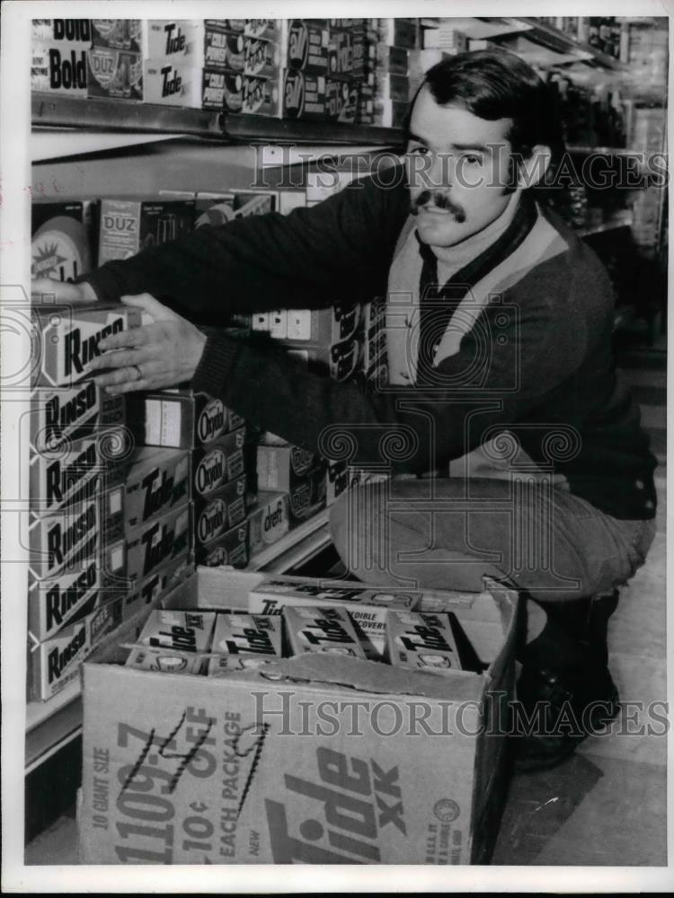 1969 Press Photo Suspended Teacher, Tom Himler, Stacks Grocery Items For Job - Historic Images