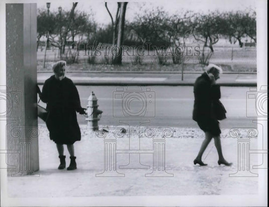 Press Photo Two women standing in front of a building - nea57548 - Historic Images