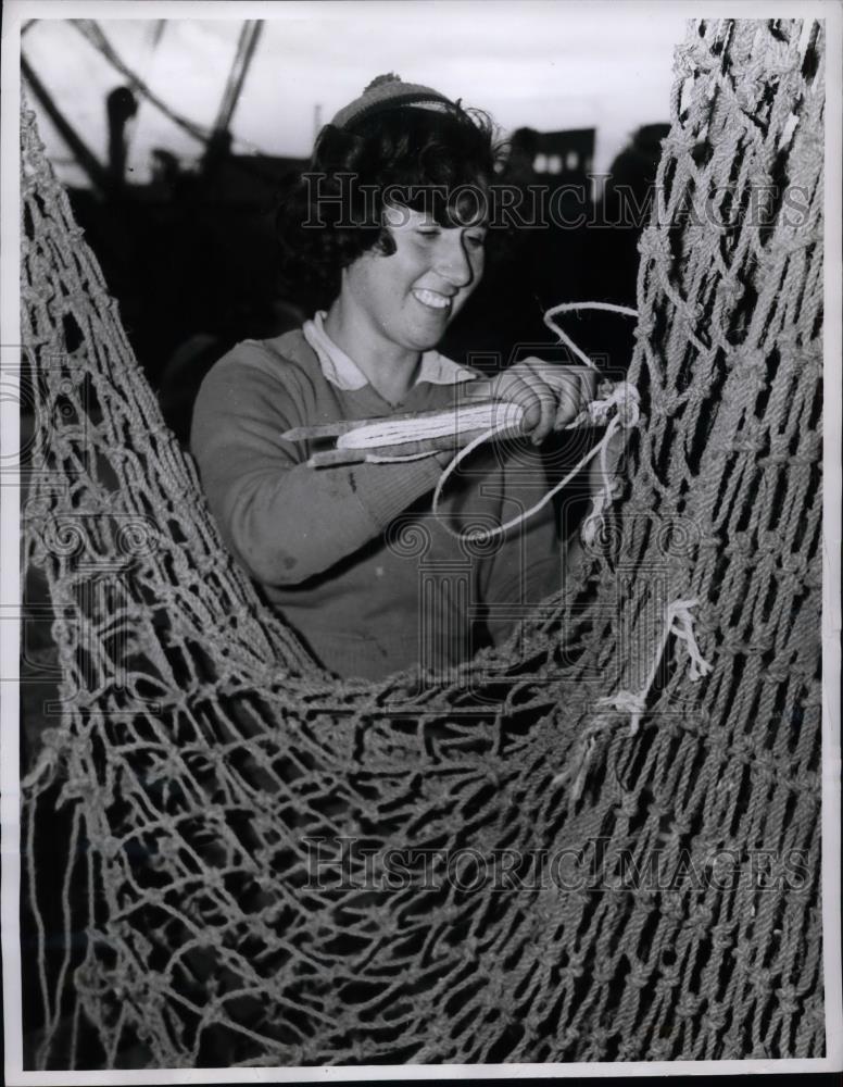 1960 Press Photo Miriam Wiegner mending fishing nets - nea59789 - Historic Images