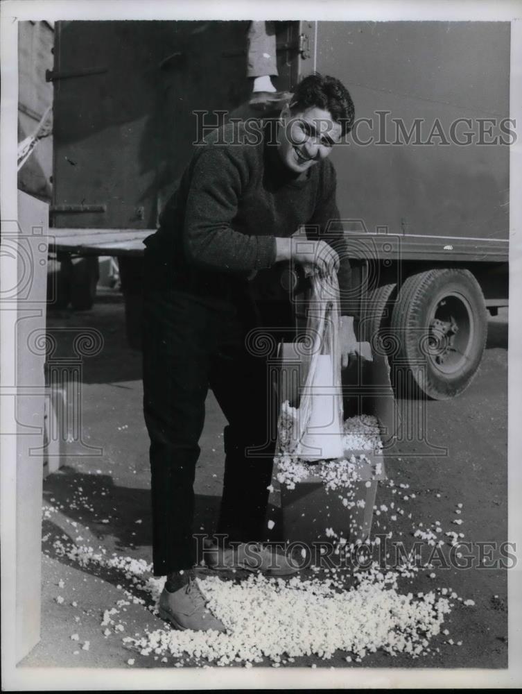 1959 Press Photo Tom Kelly with Big Box of Popcorn - nea59158 - Historic Images