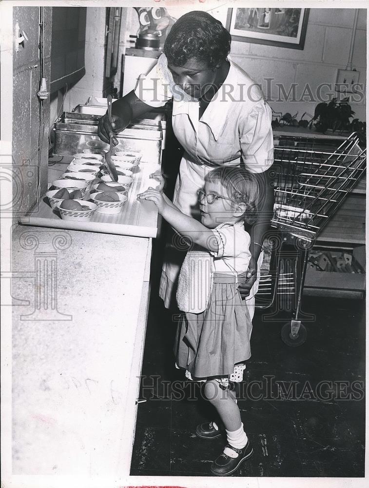 Press Photo Barbara Battle &amp; Cindy Age 3 Helping Cook - nea62675 - Historic Images