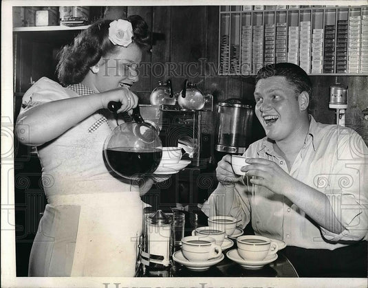 1943 Press Photo Muriel Rosenthal and Harvey Johnson at cafe - nea56823 - Historic Images
