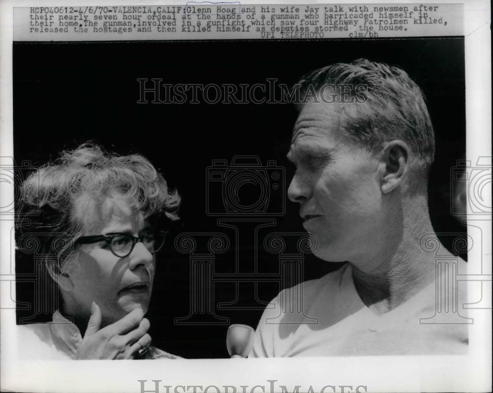 1970 Press Photo Glen Hoag And Wife Jay Talk With Reporters - nea58151 - Historic Images