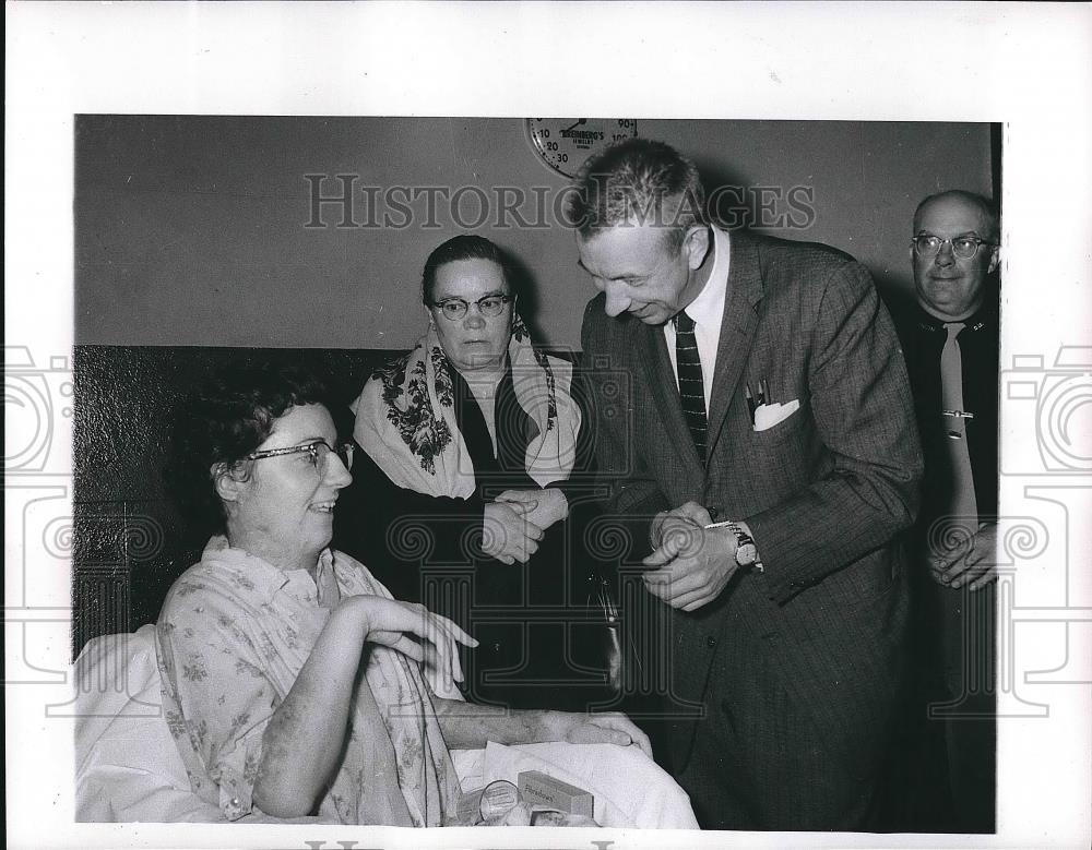 1960 Press Photo Wheelchair Bound Helen Khan Testifies In Husbands Trial - Historic Images