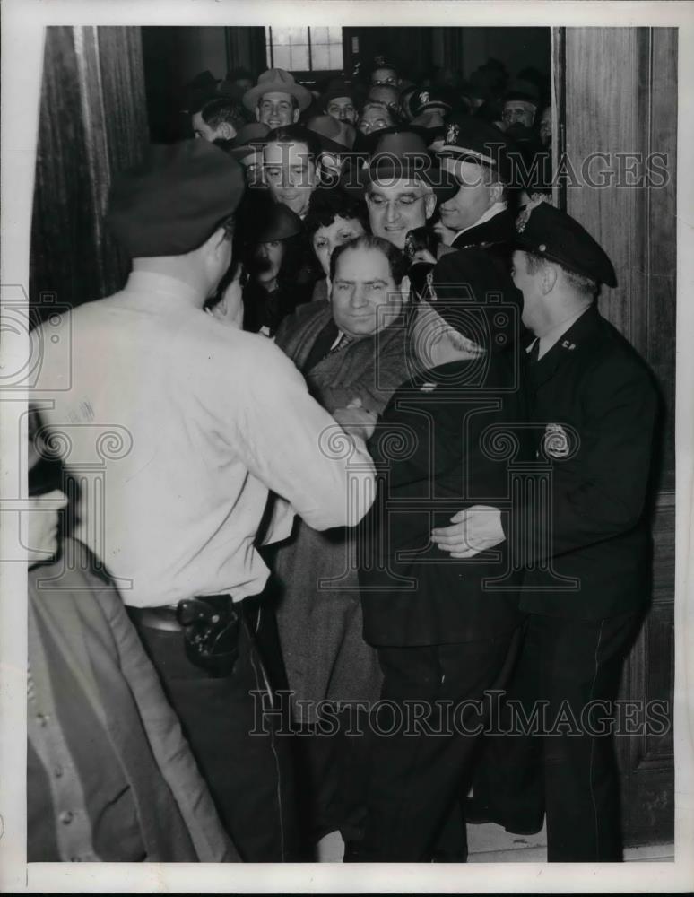 1945 Press Photo Guard Holds Back Spectators At Hearing At Senate Committee - Historic Images