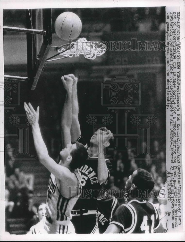1963 Press Photo Two players battle for a rebound during the final game. - Historic Images