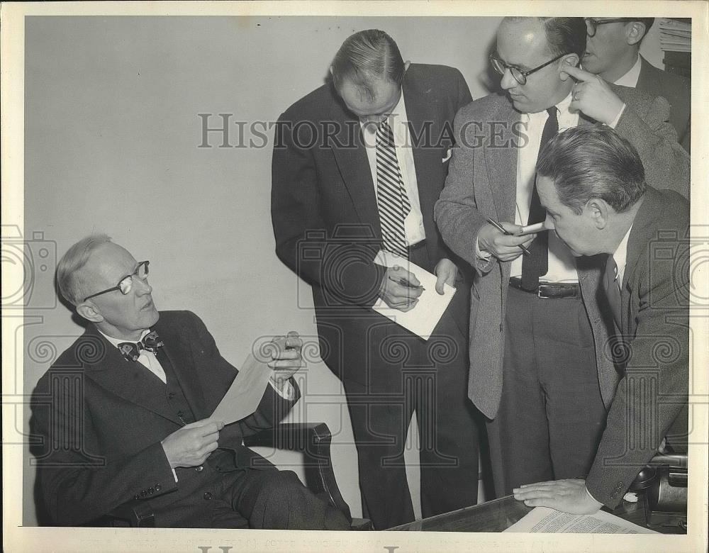 1954 Press Photo Judge Ed Blythin Speaks to Newsmen During Jury Deliberations - Historic Images
