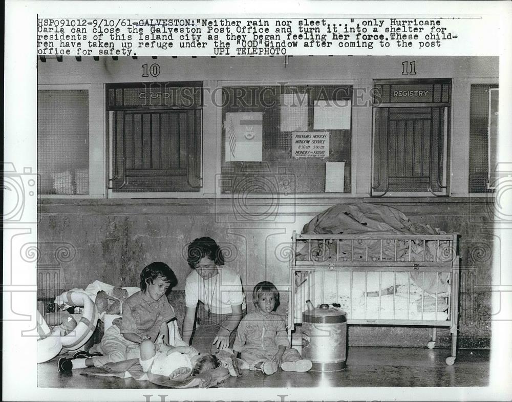 1961 Press Photo galvelson NHurrican Carla Post office Shelter - nea61352 - Historic Images