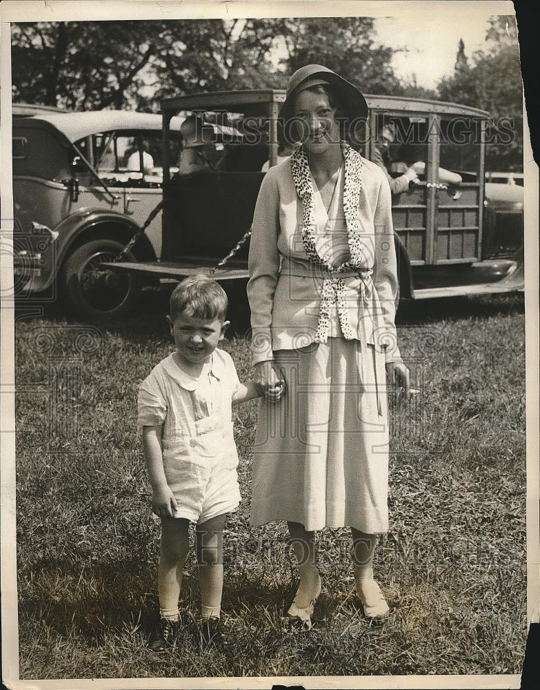 1931 Press Photo Mrs. Tracey Higgins and Charles Higgins at horse show - Historic Images