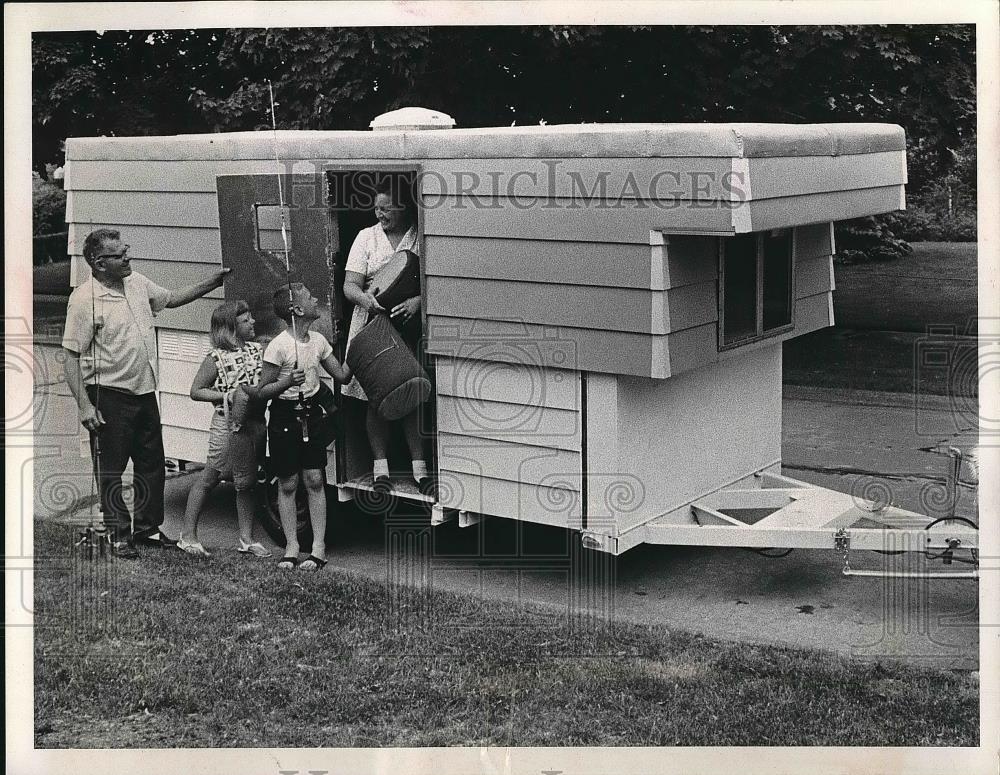 1967 Press Photo Walter Braun Built Trailer for Family to Vacation - Historic Images