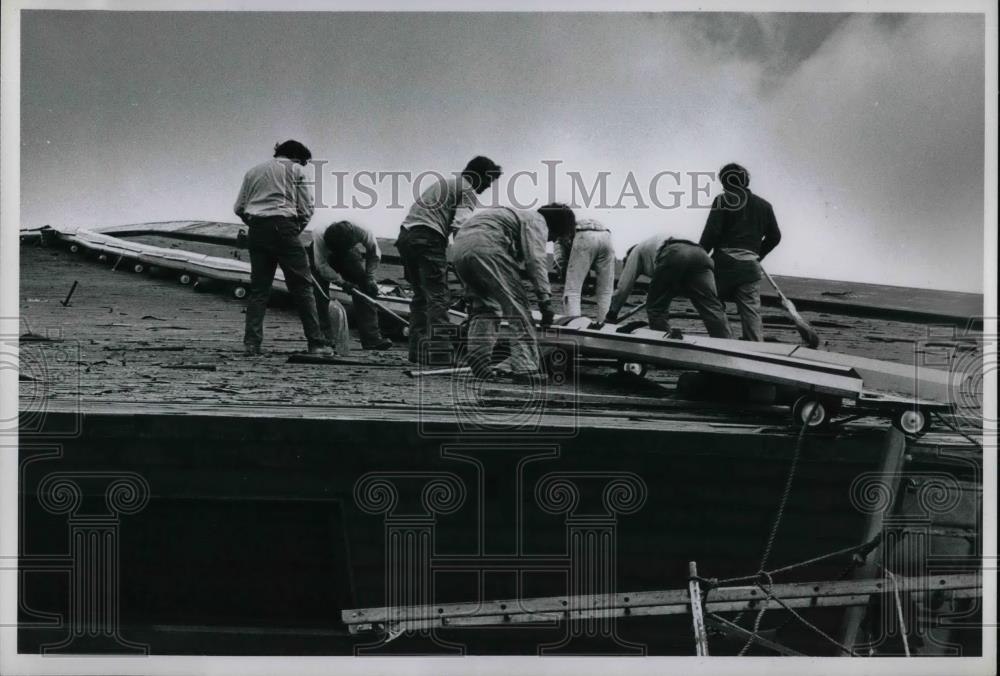 1976 Press Photo Workers Reshingle Roof Of Blossom Music Center - nea57839 - Historic Images